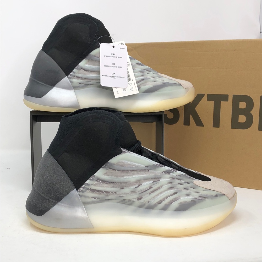 Adidas Men’s Yeezy Quantum Basketball FZ4362 Black White Athletic Shoes- Size 5